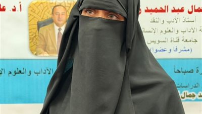 في مشهد أبكى جامعة قناة السويس.. باحثة تناقش الدكتوراه بعد 24 ساعة من وفاة والدتها