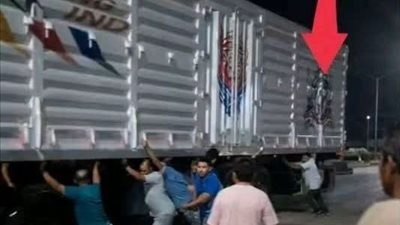 أهالي الجمالية ينقذون سيارة نقل من فوق القضبان قبل وصول القطار والسائق يفارق الحياة