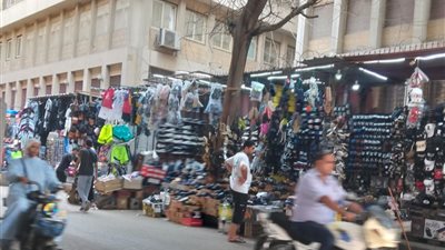  على طريق «العتبة».. أكشاك تحتل شارع رمسيس وحي الأزبكية «شاهد ماشفش حاجة»