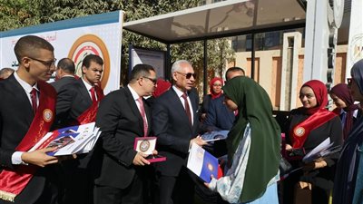 بالهدايا والترحيب.. رئيس جامعة المنيا يشارك الطلاب فرحة أول أيام الدراسة