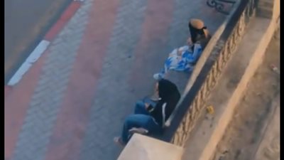 شاب يعتدي على مواطنين بالطوب أعلى كوبري أخميم لحصد المشاهدات