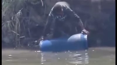 الجهات الأمنية تفحص مقطع فيديو يظهر إلقاء زيت طعام داخل ترعة بسوهاج