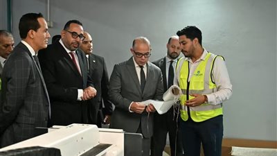 وزير الاستثمار يتفقد مصنع «بيورلايف» بدمياط ويبحث خطط زيادة الإنتاج والصادرات