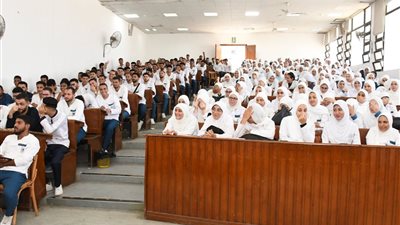 رئيس جامعة قناة السويس يتفقد مدرجات كلية التمريض في اليوم الرابع للدراسة