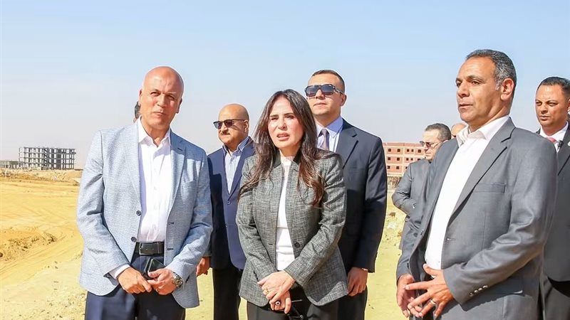 وزيرة الإسكان 