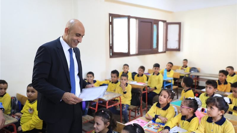 طلاب المدارس مع وزير