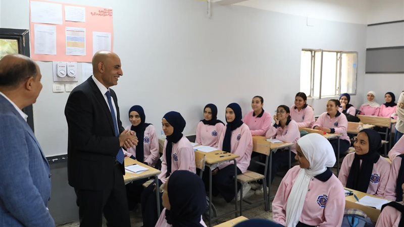 وزير التعليم وطالبات