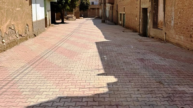 متابعة لأعمال تركيب 14000 متر مسطح بلاط إنترلوك بقرى طما