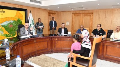 محافظ الفيوم يوجه بتوفير الرعاية الطبية والمساعدات لعدد من الحالات خلال لقاء خدمة المواطنين