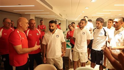 لاعبو منتخب مصر يحتفلون بحسام وإبراهيم حسن بعد تجديد التعاقد حتى 2030