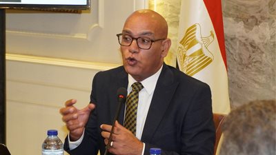 «6 أوراق و7 دقائق».. عبد الناصر قنديل يكشف تعقيدات انتخابات المحليات ويطرح الحل