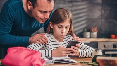قبل إعطاء الطفل الهاتف.. 6 خطوات تقنية مهمة لحمايته من المخاطر الرقمية
