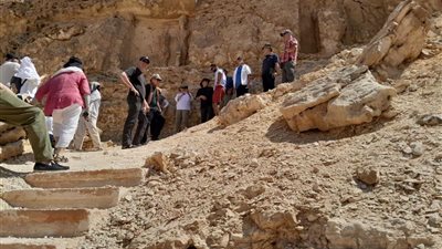 بالتزامن مع يوم السياحة العالمي.. وفد إنجليزي يزور منطقة تل العمارنة بالمنيا
