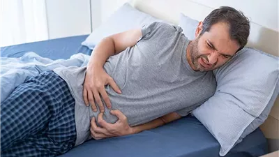 من العشاء إلى وضعية النوم.. أخطاء مسائية تزيد الحموضة وارتجاع المعدة