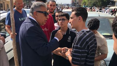 محافظ الدقهلية يتابع حركة الركوب بمواقف السرفيس أمام جامعة المنصورة