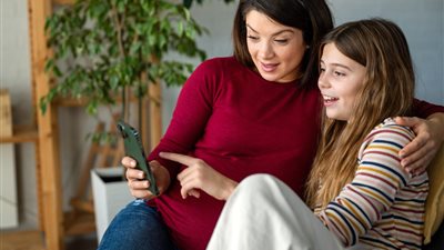 من المنع إلى المسؤولية.. كيف تنظم استخدام الموبايل مع ابنك المراهق؟