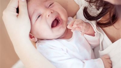 الرضاعة بعد الولادة.. 6 أخطاء شائعة تزيد ألم الأم وتوترها