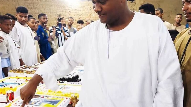 لحظة تقطيع التورت