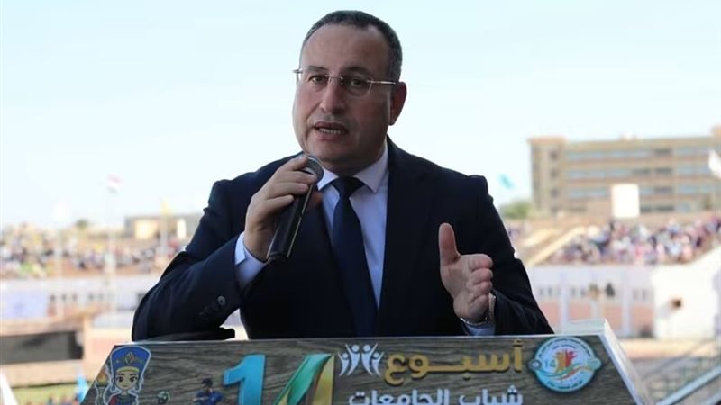 الدكتور عبدالعزيز