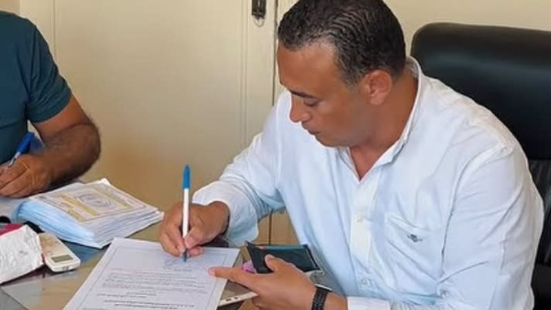محمد أبو عوض يوقع