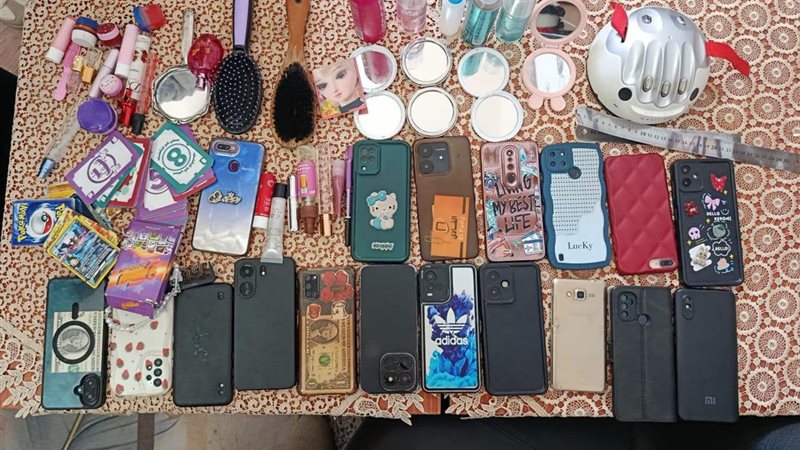 تفتيش حقائب الطلاب