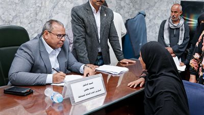 نائب محافظ سوهاج يلتقي المواطنين لبحث طلباتهم والاستجابة لشكاواهم