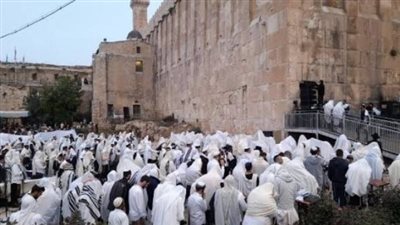 مئات المستوطنين يقتحمون الحرم الإبراهيمي.. والاحتلال يغلق البلدة القديمة ويمنع الفلسطينيين من الصلاة