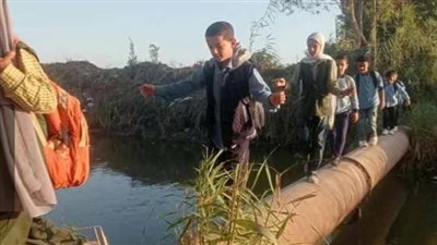 «بدل الكوبري.. ماسورة».. تلاميذ بالبحيرة يعبرون طريقًا محفوفًا بالخطر للوصول إلى معهدهم