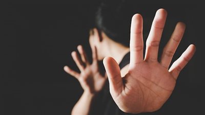 التحقيق مع عامل دليفري لاتهامه بالتحرش بطالبة طب في أكتوبر