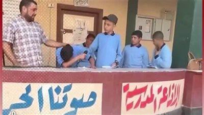 «هندخل الفصل إزاي؟».. بكاء طلاب حزنًا على وفاة زميلهم خلال الإذاعة المدرسية| فيديو