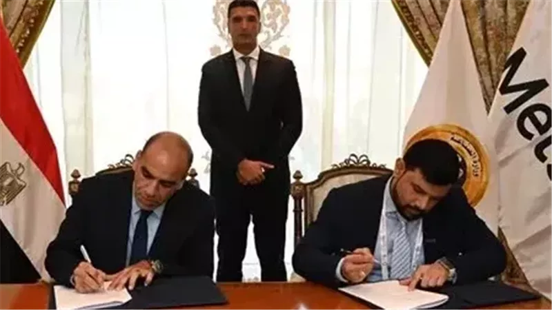 جانب من التوقيع 