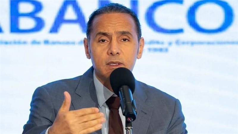 الدكتور إسلام عزام