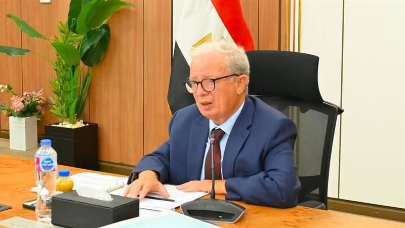 الدكتور حسين عيسى،