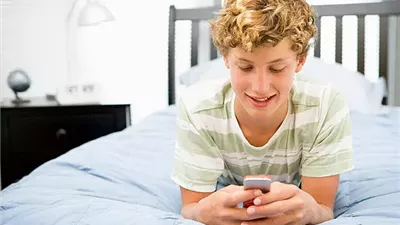طفلك يبحث عن الهاتف فور الاستيقاظ.. 8 خطوات تساعدك على كسر هذه العادة