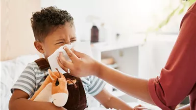 عطس وسيلان الأنف عند الأطفال.. كيف تفرق الأسرة بين الحساسية والزكام؟