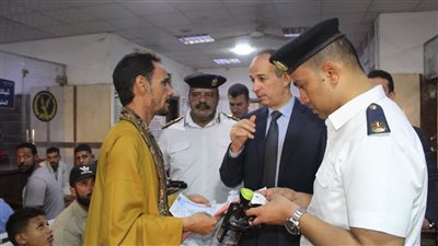 مدير أمن سوهاج يتفقد إدارة المرور لمتابعة بدء العمل بمنظومة الشباك الواحد.. صور 