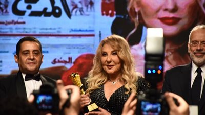 نادية الجندي تخطف الأنظار بإطلالة شبابية  في مهرجان القاهرة للسينما الفرنكوفونية 