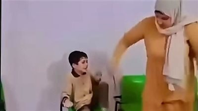 «خلاص يا ميس».. فيديو ضرب معلمة لطفل ابتدائي يثير الجدل والتعليم تعلق