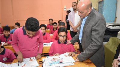 ياسر أنس يتابع انتظام الدراسة والانضباط المدرسي بمدارس إدارة سوهاج التعليمية