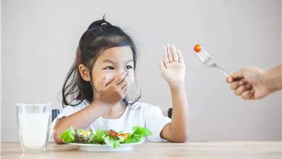 قبل الاستسلام لانتقائية الطفل.. طرق تشجعه على تجربة أطعمة مختلفة