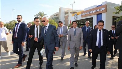مجلس جامعة المنيا يتفقد المدينة الرياضية ومنافذ بيع منتجات الجامعة