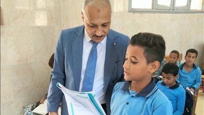 من داخل الفصول.. وكيل تعليم المنيا يتابع انتظام الدراسة بمدارس سوادة وزاوية سلطان