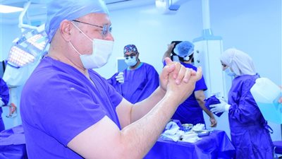 رئيس جامعة سوهاج ينقذ شابًا أصيب بالشلل إثر حادث سيارة قبل 5 أشهر