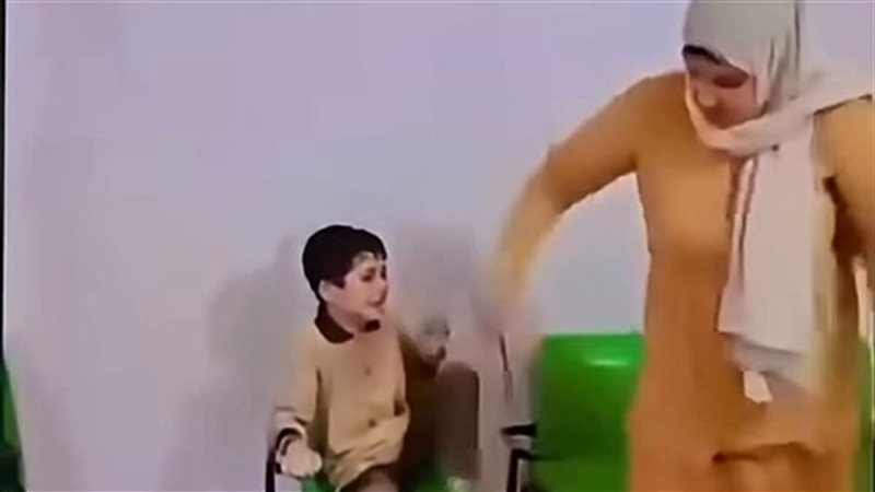 فيديو ضرب معلمة لطفل
