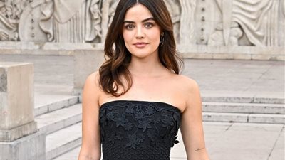 لوسي هيل تحوّل شيرلوك هولمز إلى قصة حب في «Scarlett Holmes»