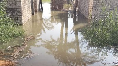 كسر مفاجئ بماسورة مياه يغرق أراضي المواطنين في البدرشين.. وتحرك عاجل من مياه الجيزة
