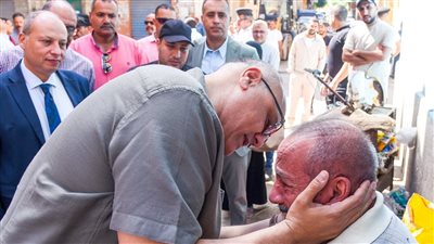 محافظ الإسكندرية يتفقد عقاري لامبروزو والمازني ويلتقي الأسر المتضررة 