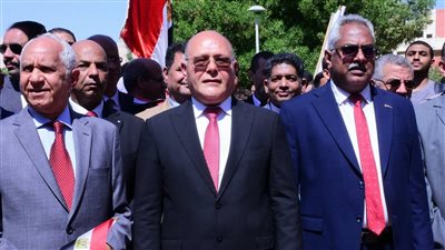 رئيس جامعة سوهاج يقود مسيرة بالأعلام والأغاني الوطنية احتفالًا بذكرى انتصارات أكتوبر 