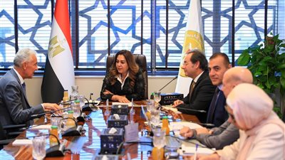 منال عوض تبحث تطوير مركز السلام لمكافحة التلوث البحري بشرم الشيخ