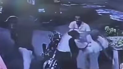 شاب يعتدي بالضرب والسب على فتاتين في أحد شوارع الفيوم